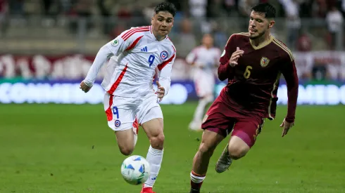 Miguel Ángel Neira defiende a Damián Pizarro.
