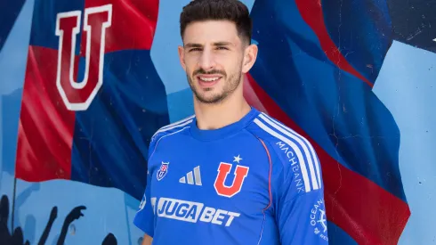 Mauricio Pinilla llena de flores a Lucas Di Yorio.
