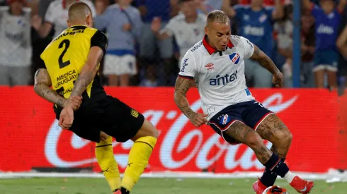 Eduardo Vargas recibe críticas tras su debut en Uruguay
