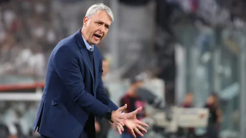 El entrenador de la Universidad Católica tendrá dos importantes bajas en su debut por el torneo
