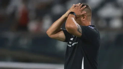 El entrenador de Colo Colo tiene dos problemas para su debut por el Campeonato Nacional
