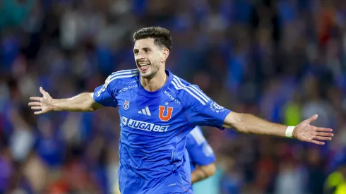 Lucas Di Yorio alaba a la hinchada de Universidad de Chile.
