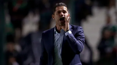Fernando Gago se mostró muy molesto con uno de sus dirigidos. (Foto: Getty)

