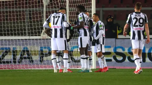 Alexis Sánchez no pudo evitar el actuar de uno de sus compañeros. (Foto: Getty)
