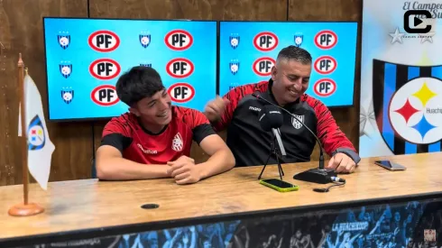 Jaime García vive distendido momento con dirigido en conferencia de prensa. (Foto: Carlos Campos)
