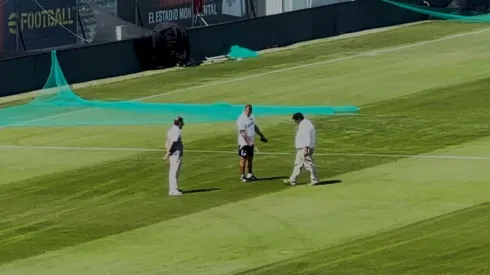 Aníbal Mosa y Jorge Almirón revisaron la cancha del Estadio Monumental. (Foto: Captura)