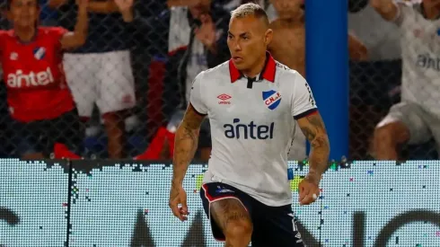 Eduardo Vargas se llena de críticas por su rendimiento en Uruguay
