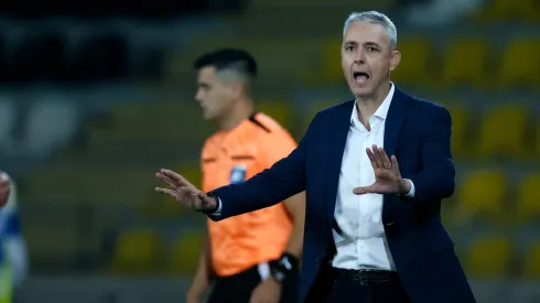 Tiago Nunes se refiere a los cánticos en su contra. (Foto: Photosport)
