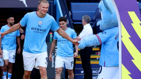Erling Haaland es acusado de agredir a la mascota del Manchester City.
