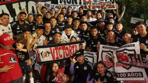 Hinchada de Colo Colo saca aplausos en Colombia (Foto: Colo Colo)