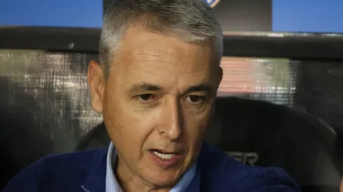 Tiago Nunes se reunió con los jugadores y directiva tras derrota de la UC en La Florida. (Foto: Photosport)