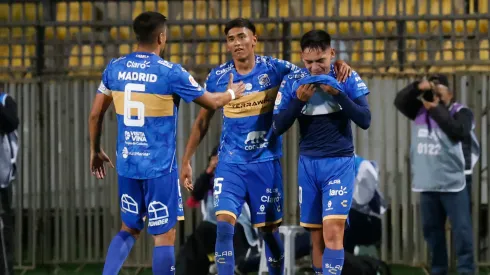 Joan Cruz se matricula con un golazo olímpico y celebra con lágrimas en sus ojos. (Foto: Photosport)
