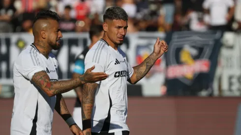 Alan Saldivia cantó contra la U en el funeral de uno de los hinchas fallecidos de Colo Colo (Photosport).
