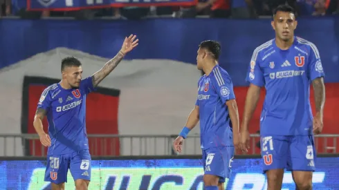 Charles Aránguiz tuvo un generoso gesto con el Tucu Contreras (Foto: Dragomir Yankovic/Photosport)
