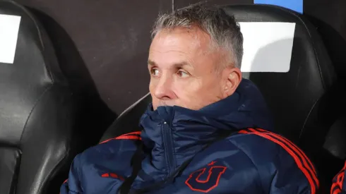 Gustavo Álvarez se molesta con consulta en conferencia de prensa. (Foto: Photosport)
