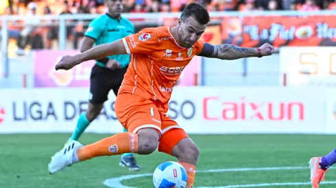 Gustavo Gotti aplaude al hincha de Cobreloa. (Foto: Photosport)
