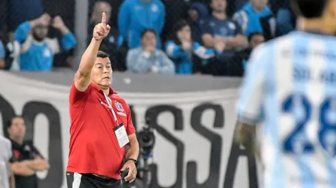 Jorge Almirón lanza indirecta en el Cacique. (Foto: Photosport)