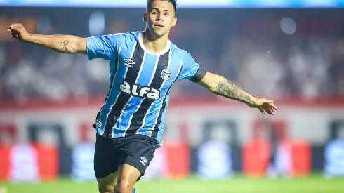 Alexander Aravena marcó un golazo por Gremio de Porto Alegre.
