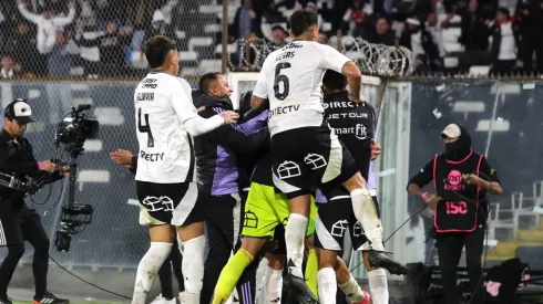 El camarín de Colo Colo sacó la voz por Almirón (Photosport).
