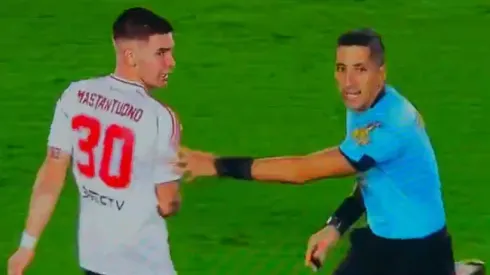 Hinchas argentinos están indignados con el juez Yael Falcón Pérez. 
