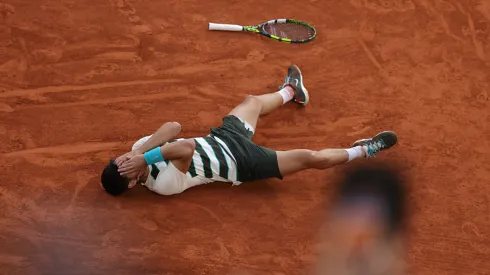 Carlos Alcaraz en el suelo festeja una remontada increíble (Getty Images).