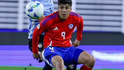 Gonzalo Jara le cae con todo a Damián Pizarro.
