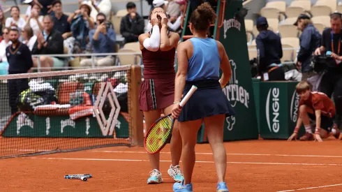 Sara Errani festejando junto a Jasmine Paolini el título de dobles en Roland Garros (Getty Images).
