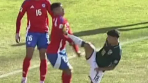 Lucas Chávez recibió tarjeta roja por patada a Fabián Hormazábal.