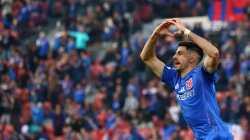 Lucas Di Yorio le da la bienvenida a Eduardo Vargas.
