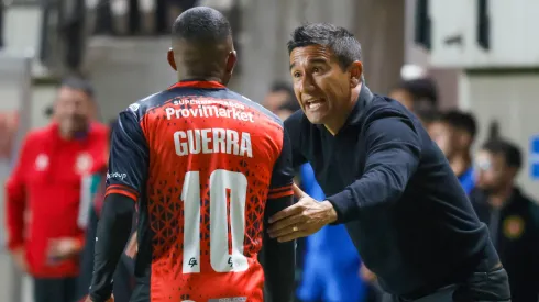 Víctor Rivero adelanta decisión en Deportes Limache ante Cobreloa. (Foto: Photosport)
