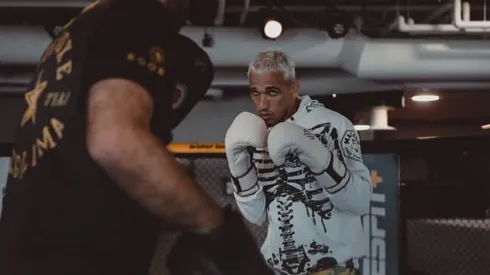 Charles Oliveira impresionó al mundo con su riguroso corte de peso. 
