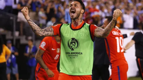 Mauricio Pinilla festeja aniversario de la Copa América Centenario.
