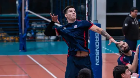 Chile perdió ante Brasil en la Copa América de Voleibol. (Fotos: Guerrerosrojosvoley y konkam_deporte, Instagram)