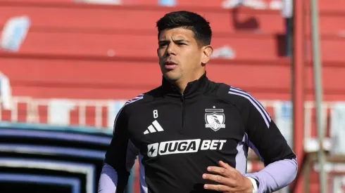 Esteban Pavez recibe el respaldo de un compañero en Colo Colo. (Foto: @ColoColo)
