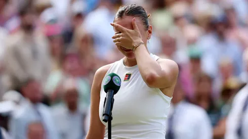 Amanda Anisimova llora tras la humillante final de Wimbledon (Getty Images).
