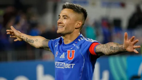 Charles Aránguiz volvió a gritar desde el punto penal (Photosport).
