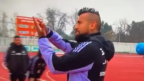 Arturo Vidal respondió a los insultos de los hinchas celestes.