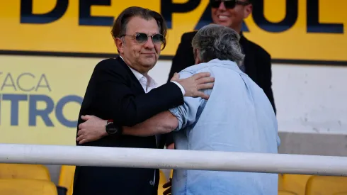 Le sale competencia a Aníbal Mosa en Colo Colo. (Foto: Photosport)
