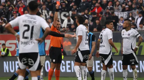 Emiliano Amor fue expulsado por doble amarilla en partido de Colo Colo. (Foto: Photosport)
