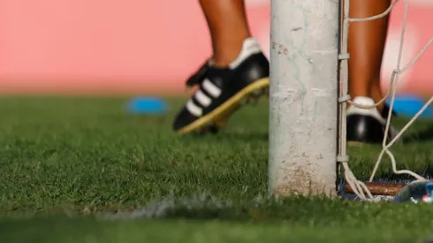 estadio del fútbol chileno podría pasar a tener césped artificial. (Foto: Photosport)
