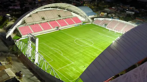 El estadio Nicolás Chahuán es uno de los recintos con pasto sintético en el fútbol chileno. (Foto: Photosport)
