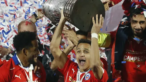 Futbol, Chile v Argentina.<br />
Copa America 2015.<br />
El jugador de Chile Alexis Sanchez, levanta la Copa America de campeón 2015 luego de ganar a Argentina la final de Copa a 2015 en el estadio Nacional.<br />
Santiago, Chile.<br />
04/07/2015<br />
Marcelo Hernandez/Photosport******** 
Football , Chile v Argentina.<br />
Copa America 2015 .<br />
Chile's player Alexis Sanchez up the trophy after the victory against Argentina for finals of the 2015 Copa America at Nacional stadium.<br />
Santiago, Chile.<br />
04/07/2015<br />
Marcelo Hernandez/Photosport
