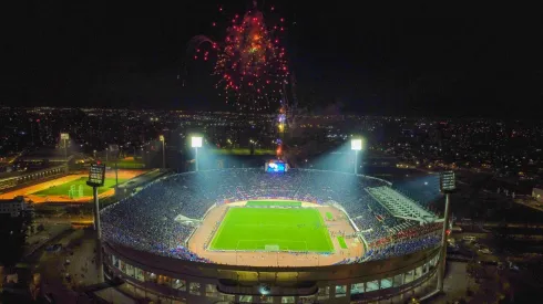 La hinchada de la U se llenó de elogios en el extranjero
