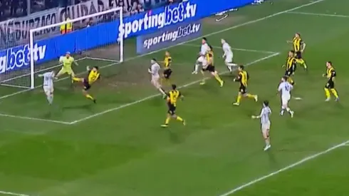 Brayan Cortés sufrió un agónico gol que significó la eliminación de Peñarol (Captura).