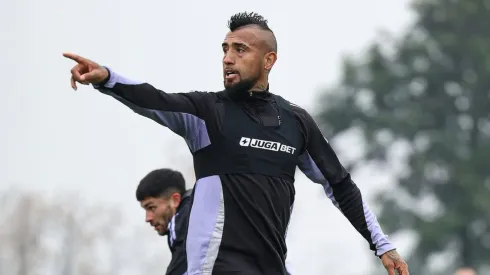 Arturo Vidal estuvo presente en el amistoso de Colo Colo. (Foto: @colocolooficial)
