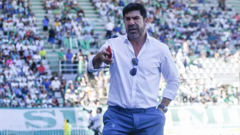 Informan que Marcelo Salas se acercó a reclamarle al cuarto árbitro en partido de Primera B. (Foto: Photosport)
