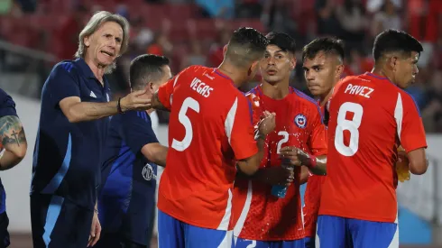 Sebastián Vegas echa al agua a uno de los DT de la Selección Chilena. (Foto:<br />
Dragomir Yankovic/Photosport)
