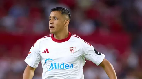 Alexis Sánchez calla bocas en España y la prensa se rinde a sus pies. (Photo by Fran Santiago/Getty Images)

