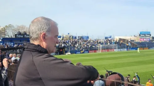 Marcelo Bielsa no podía creer la chambonada que se mandó Brayan Cortés en Peñarol.
