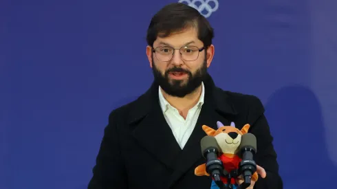 Gabriel Boric vive distendido momento con jugador de Coquimbo Unido. (Foto: Photosport)
